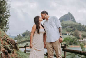 Pareja de enamorados dándose un beso en el Peñol