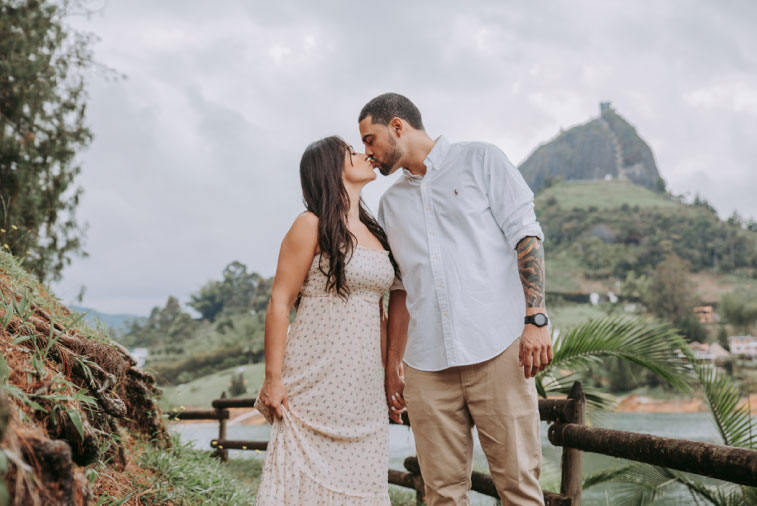 Pareja de enamorados dándose un beso en el Peñol