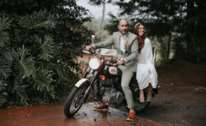 Pareja de novios sobre una motocicleta