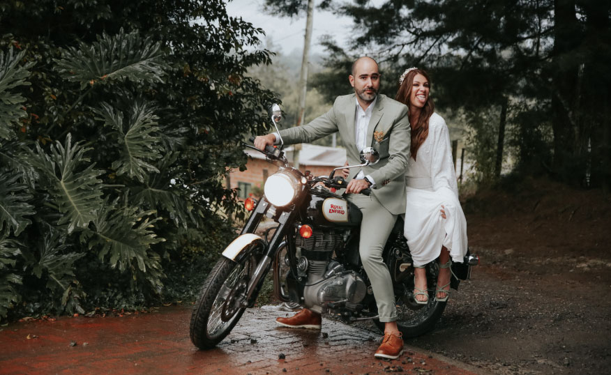 Pareja de novios sobre una motocicleta