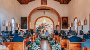 pareja casándose en una iglesia