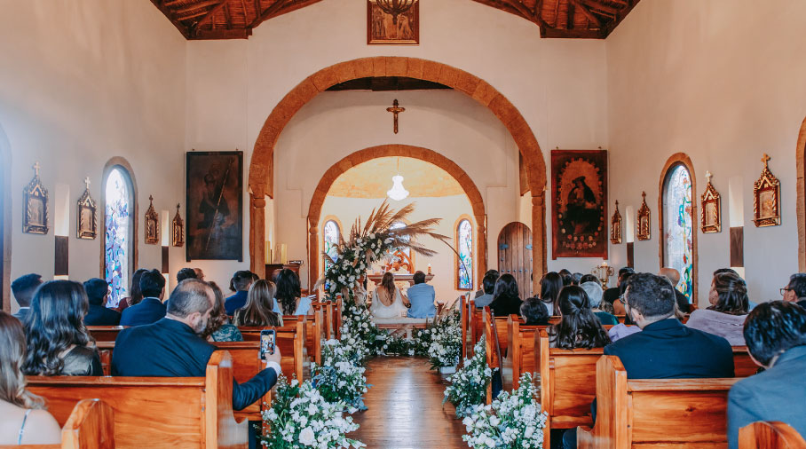 pareja casándose en una iglesia