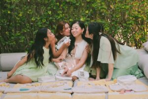 Amigas en un juego de despedida de soltera