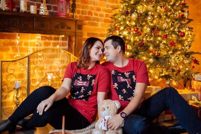 pareja de esposos celebrando en navidad