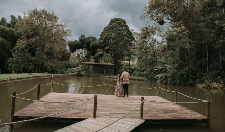 pareja de esposos mirando juntos un hermoso paisaje