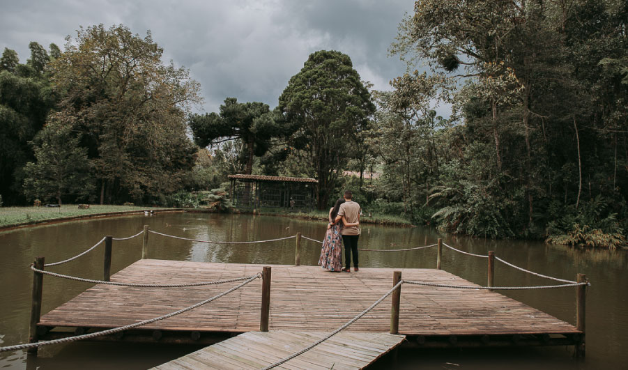 pareja de esposos mirando juntos un hermoso paisaje