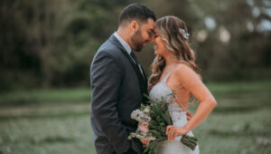 Pareja de esposos mirándose y diciéndose piropos tiernos.