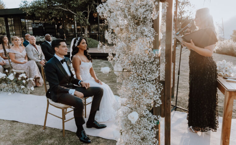 Pareja de esposos en su momento de casamiento, parece un sueño