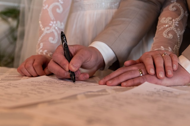 Dos esposos firmando su acta de matrimonio