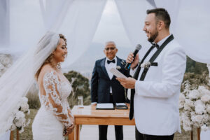 Pareja de novios diciendo sus palabras ante el altar en su matrimonio civil