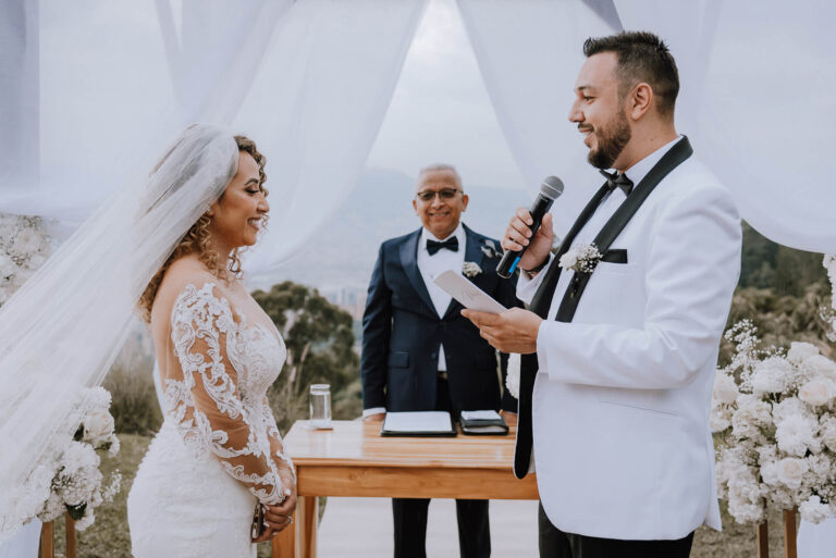 Pareja de novios diciendo sus palabras ante el altar en su matrimonio civil