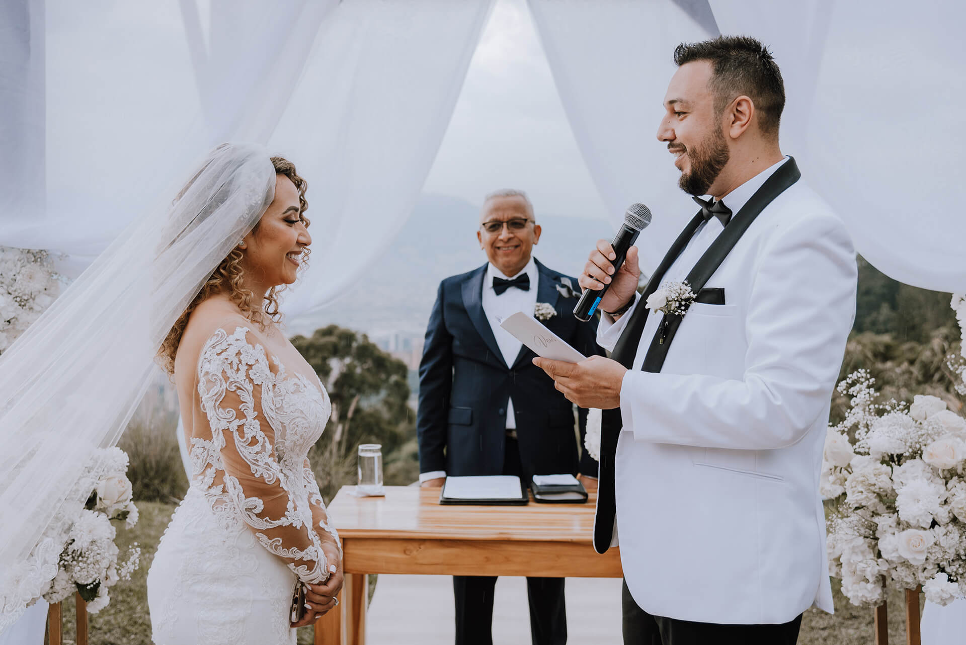 Pareja de novios diciendo sus palabras ante el altar en su matrimonio civil
