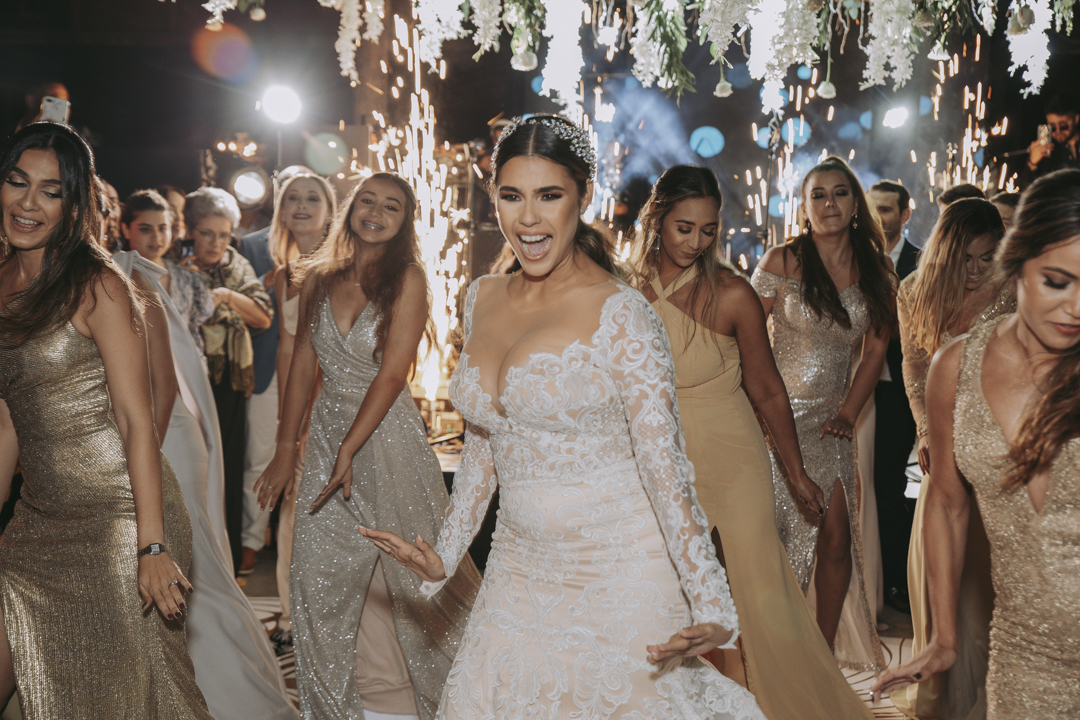 Novia bailando feliz en la celebración de su boda con sus amigas