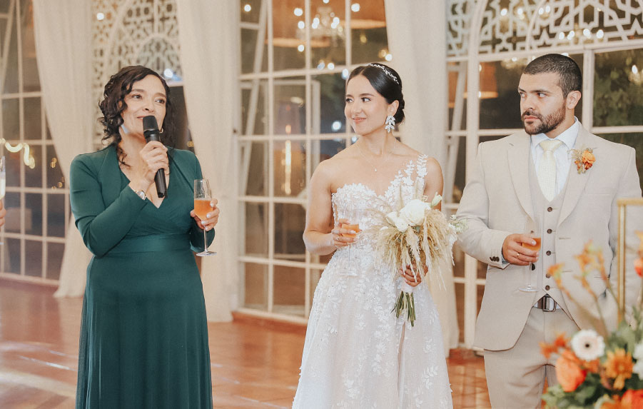 dama de honor dando su discurso en la boda de su amiga