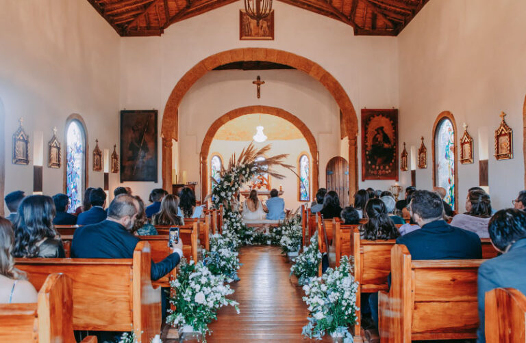 Pareja de novios casándose por la iglesia