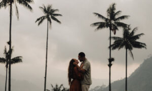 pareja de esposos en su luna de miel en el eje cafetero en el valle de Cocora
