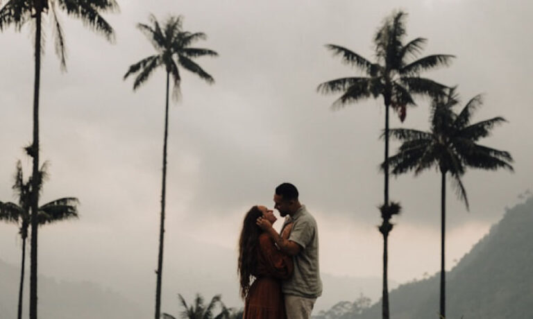 pareja de esposos en su luna de miel en el eje cafetero en el valle de Cocora