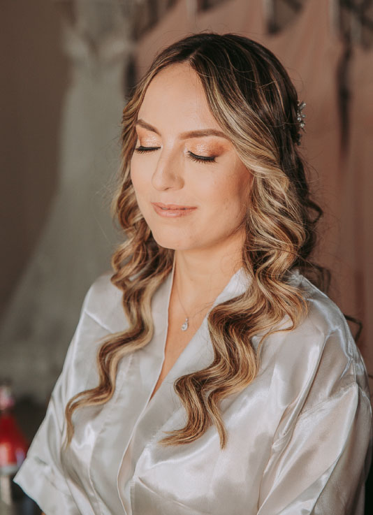 Novia mostrando su pelo ondulado