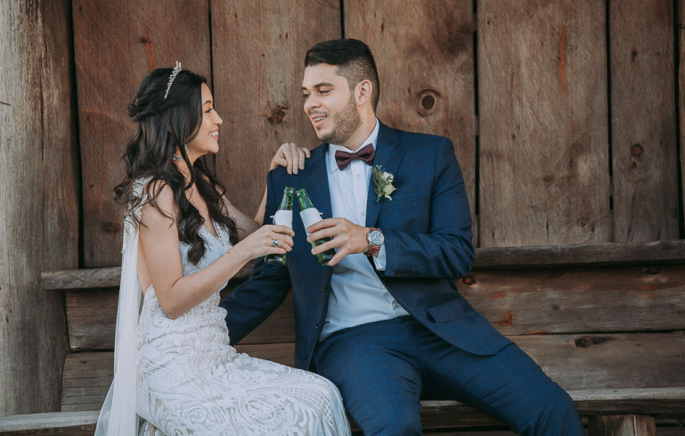 pareja de novios brindando con cervezas