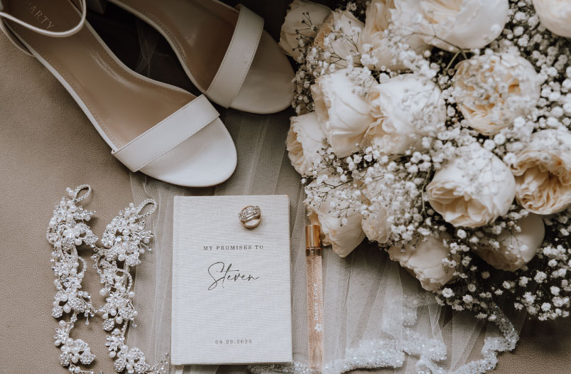 tarjeta de participación de boda junto a un yugo y zapatos de la novia