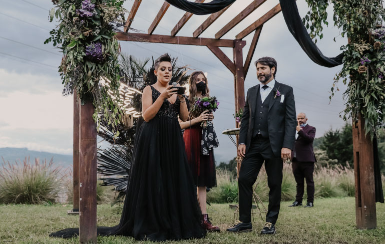 pareja de esposos diciéndose sus votos matrimoniales.