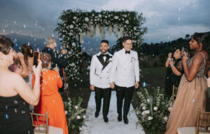 pareja de esposos casándose al aire libre