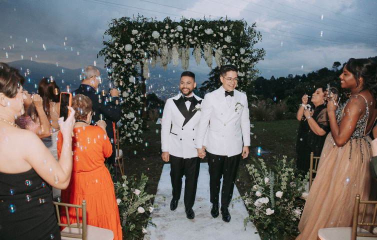 pareja de esposos casándose al aire libre