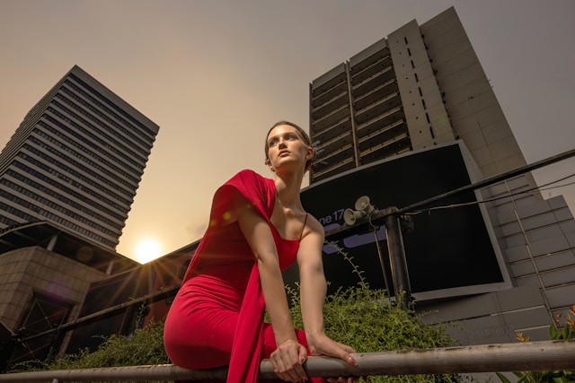 Mujer posando con vestido de color rojo