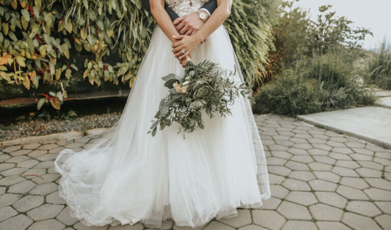 Novia con un ramo de flores en tendencia