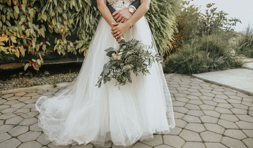 Novia con un ramo de flores en tendencia