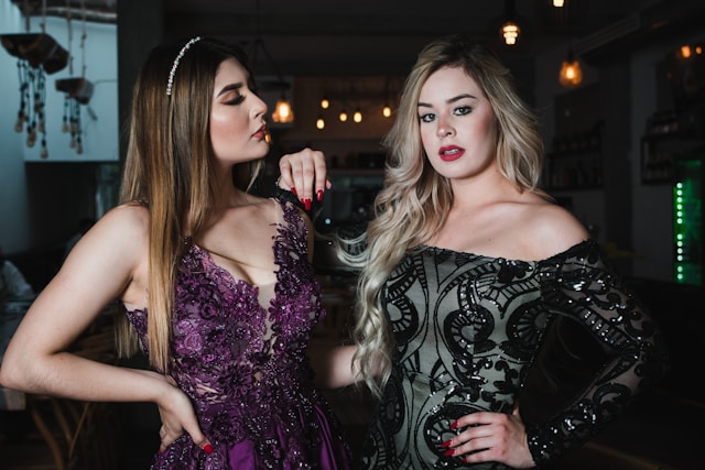2 mujeres con vestidos elegantes de noche con brillos