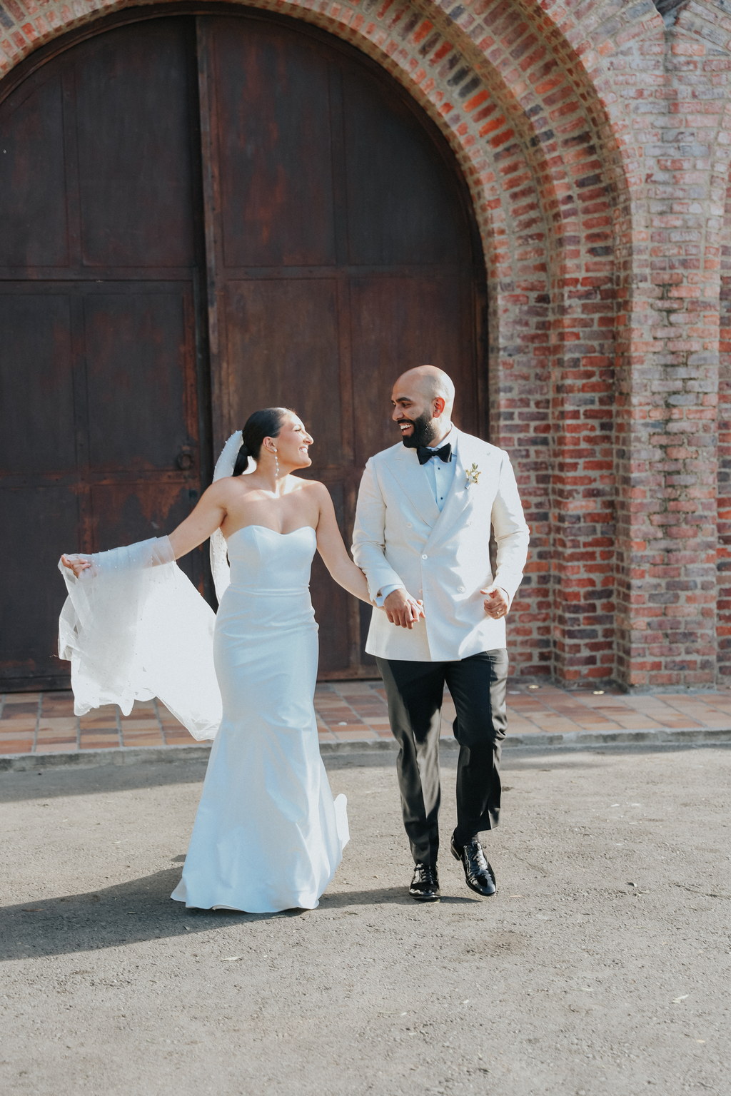 Novios en entrada colonial bodas de destino en colombia